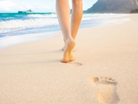 Beneficios de pasear descalzo por la playa