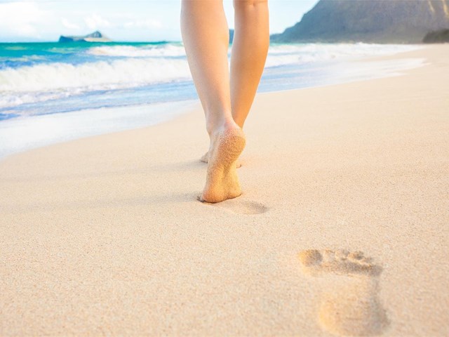 Beneficios de pasear descalzo por la playa