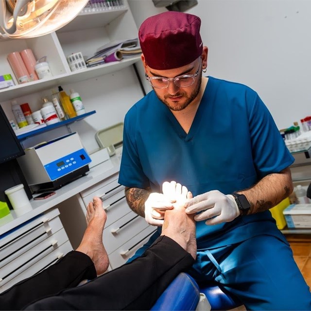 ¿Cada cuánto tiempo deben ir al podólogo los mayores?