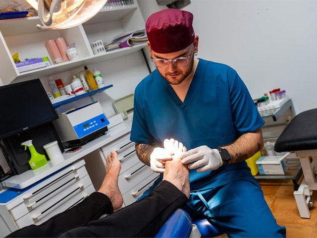 ¿Cada cuánto tiempo se debe de ir al podólogo a una edad avanzada?