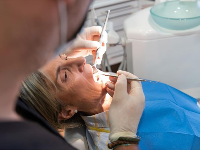 ¿Cómo saber si me puedo someter a un tratamiento de implantes dentales?