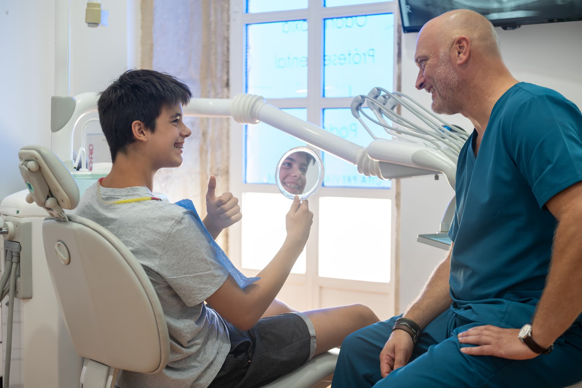 Familia atendida en las clínicas de podología y odontología de Muros y Milladoiro
