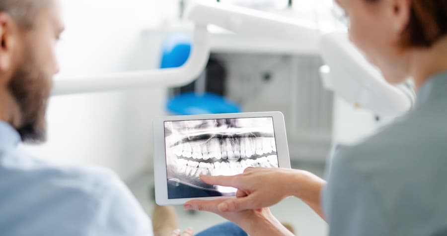 Intervención de endodoncia y cirugía oral en la clínica dental de Muros