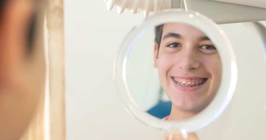 Paciente con ortodoncia en la clínica dental de Muros