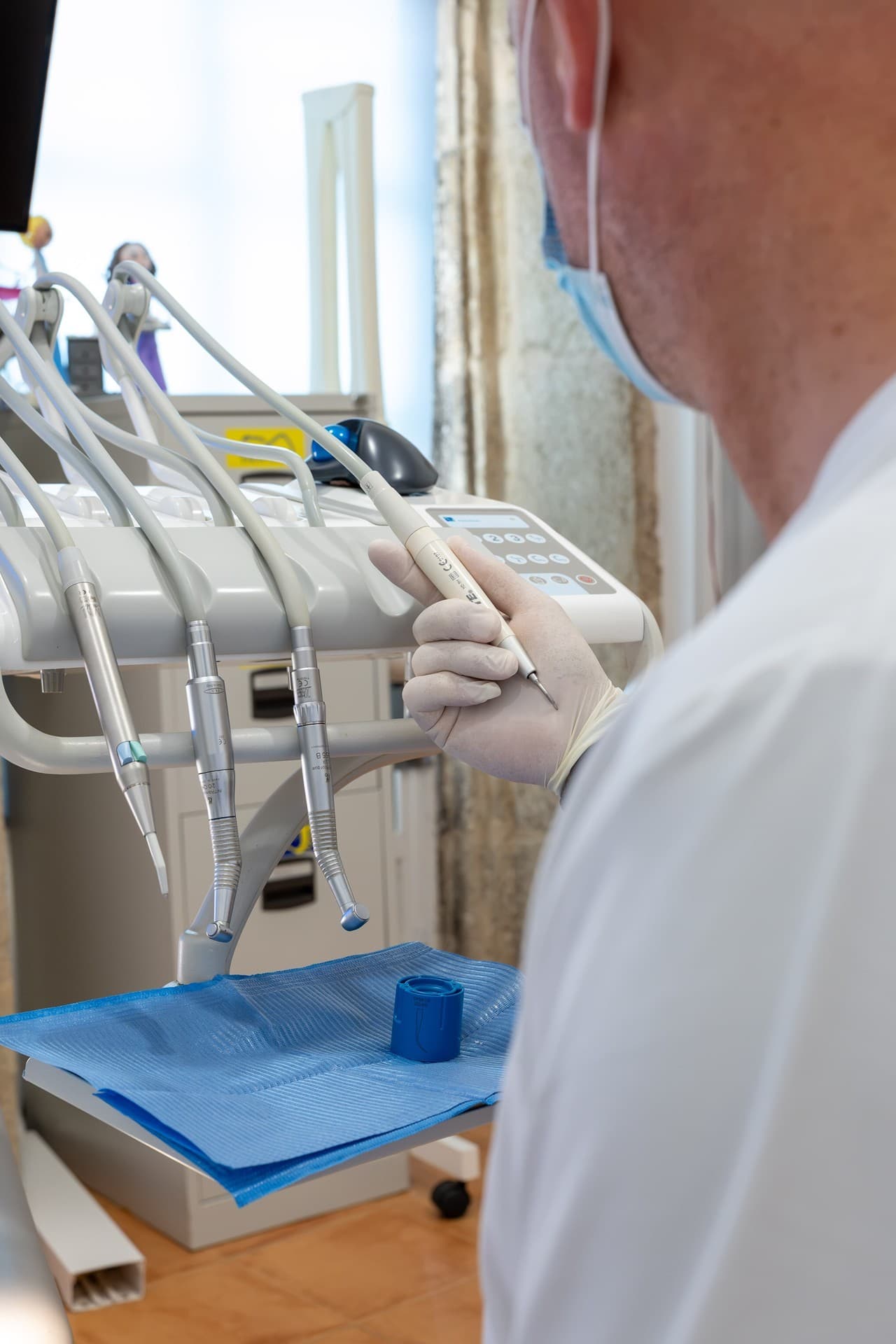 Dentista asesorando a una paciente sobre estética dental en Muros