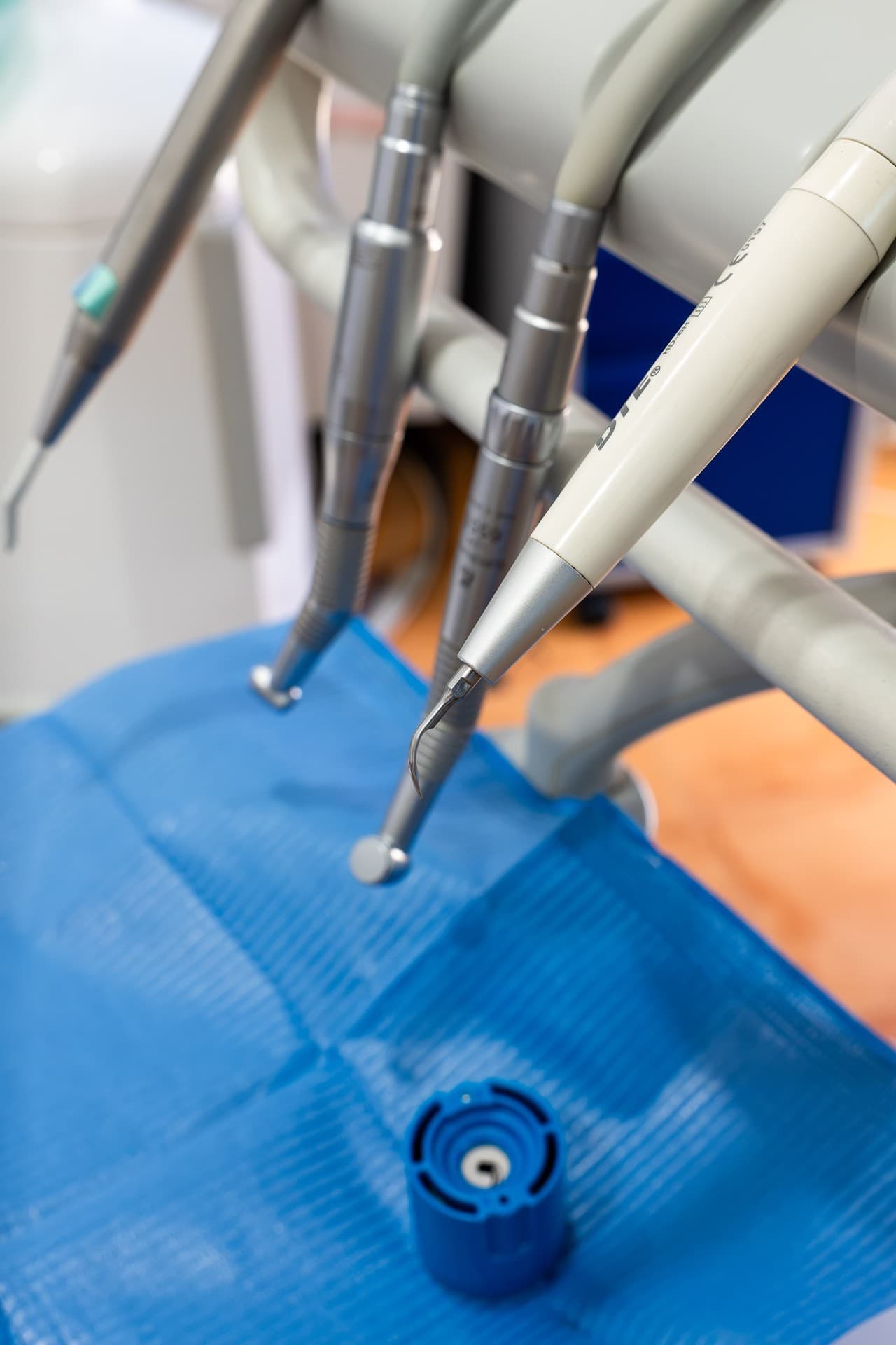 Equipo de estética dental de última generación en la clínica de Muros