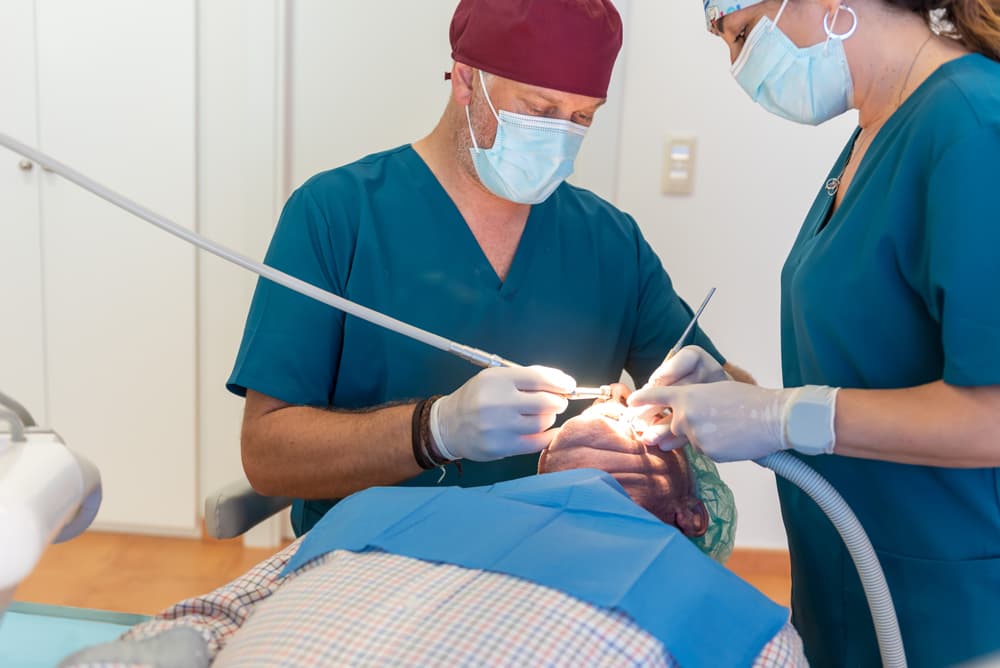 Paciente disfrutando de la comida tras su tratamiento de implantes dentales en Muros