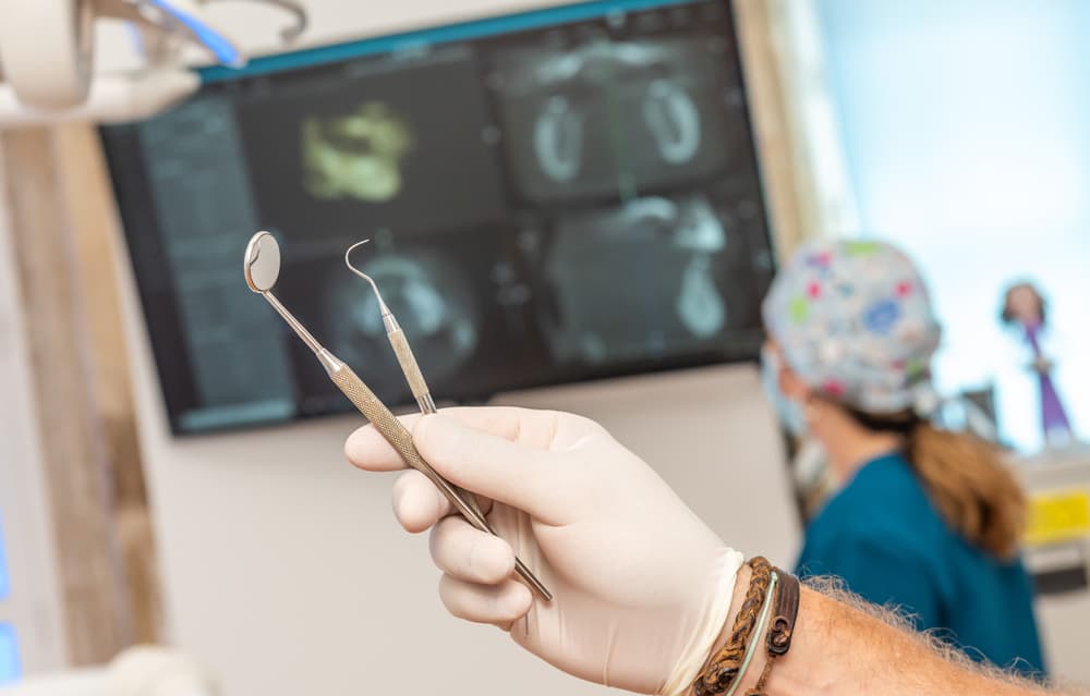 Implantólogo resolviendo dudas sobre implantes dentales en Muros