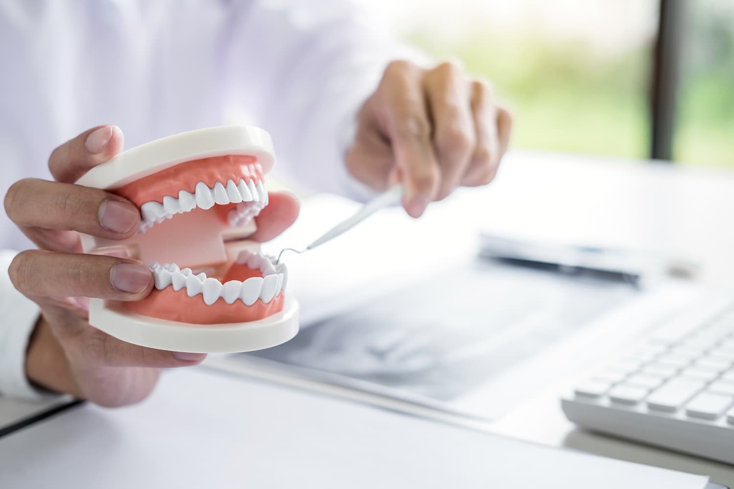  Le asesoramos sobre el mantenimiento idóneo para dentaduras postizas