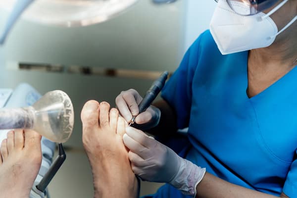 Podólogo deportivo diagnosticando una lesión de tobillo en Milladoiro