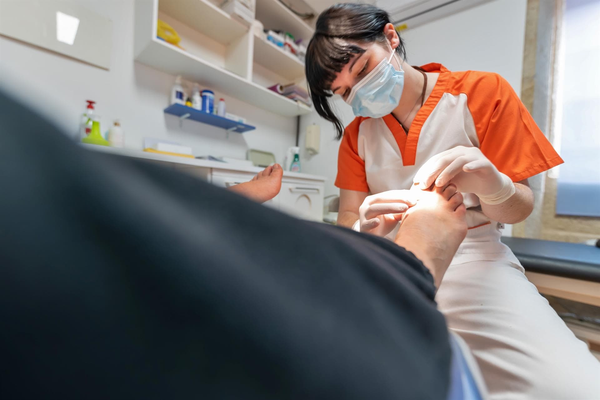 Podólogos de Bouzas Policlínica atendiendo en la clínica de podología de Muros