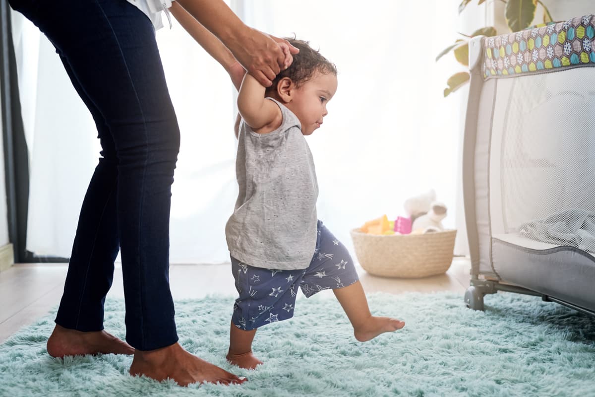 Podóloga revisando el pie de un niño en la clínica de podología infantil de Muros