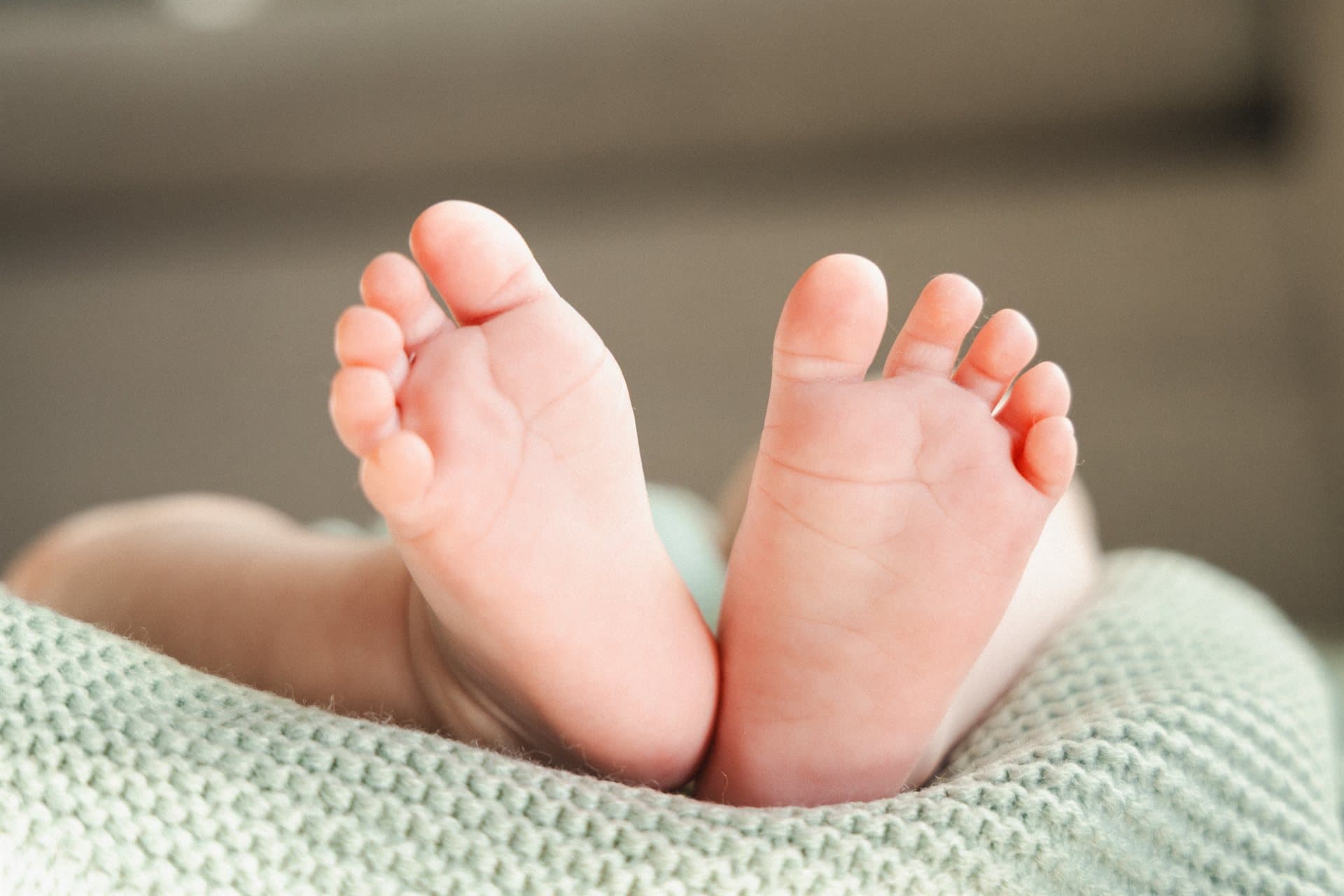 Podóloga infantil revisando la pisada de un niño en Muros y Milladoiro