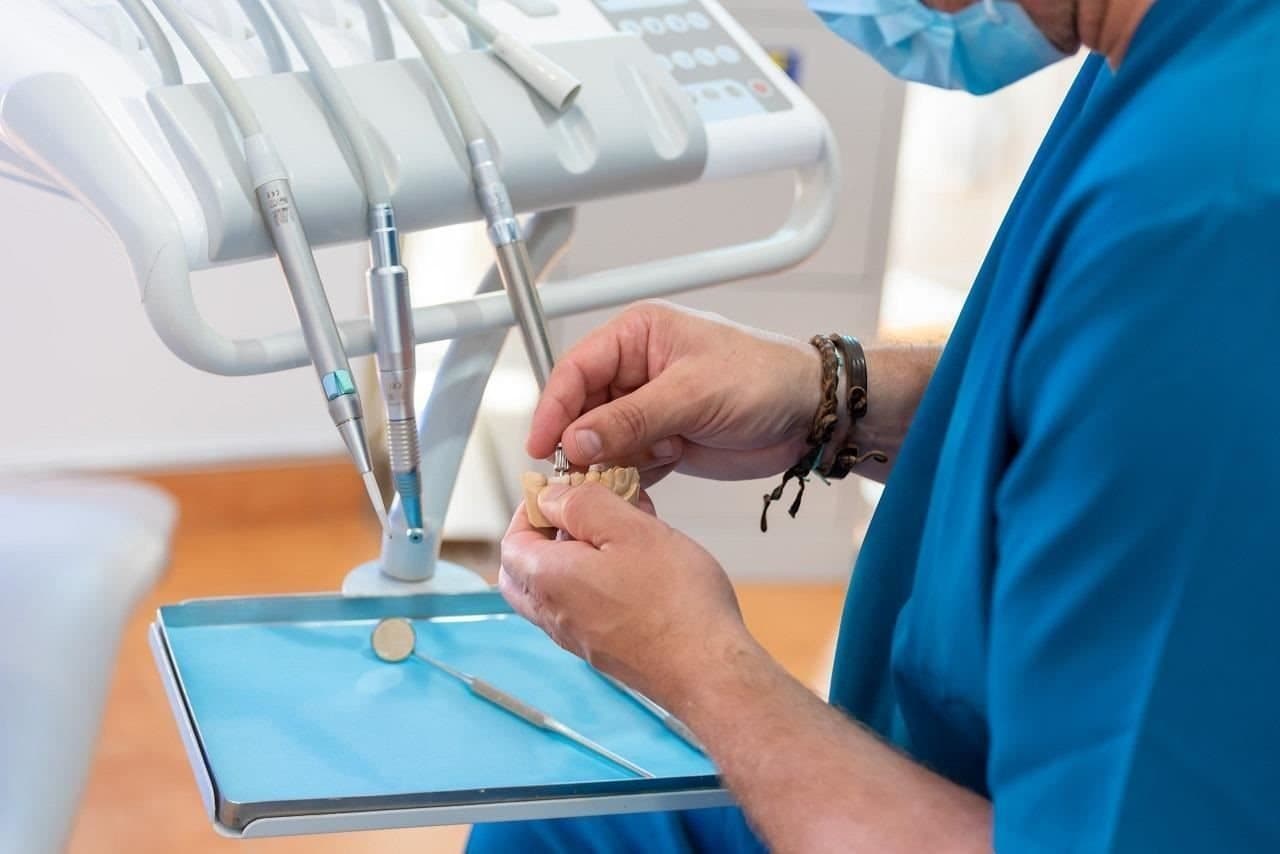 Prótesis dental sobre modelo en la clínica dental de Muros