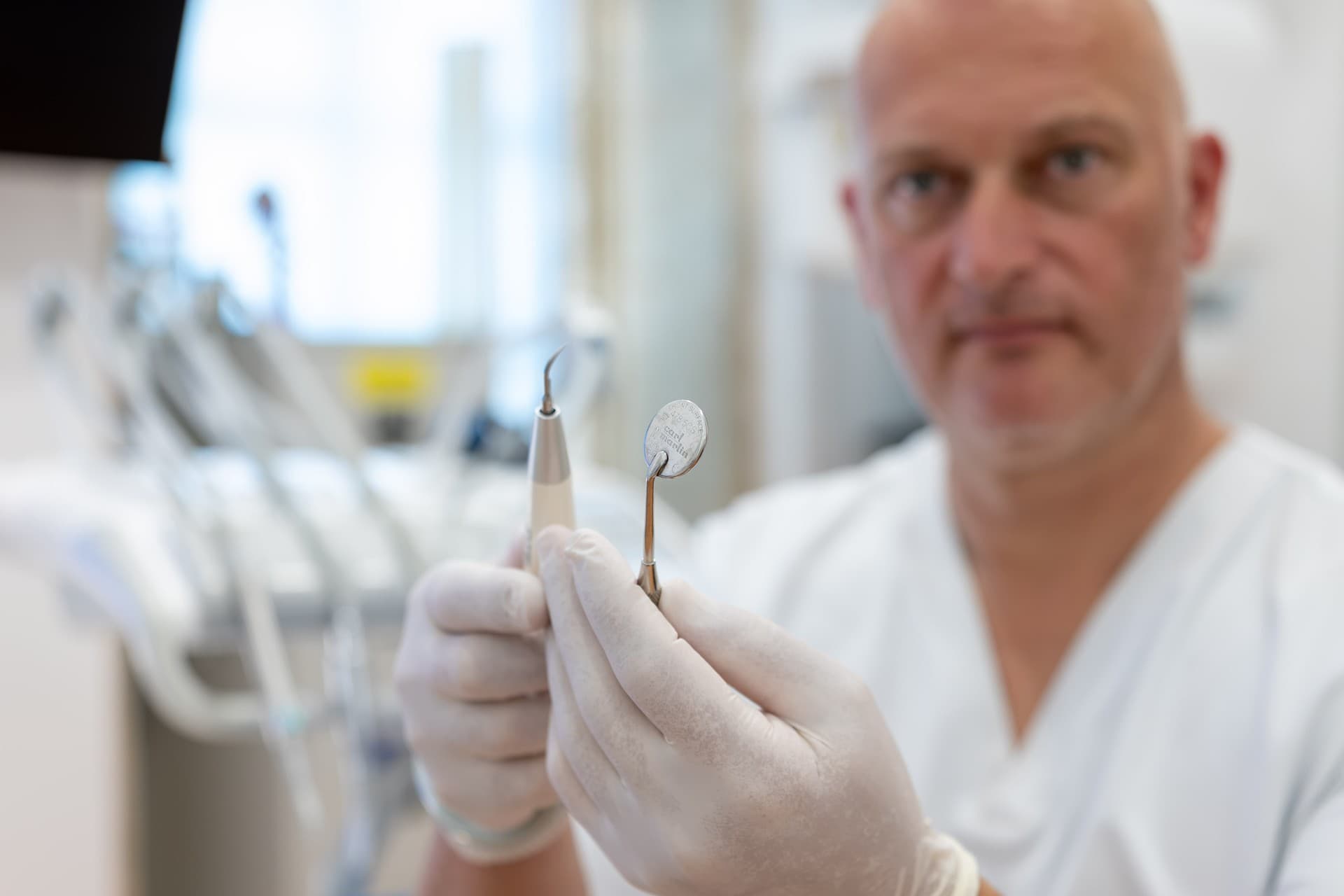 Dentista resolviendo dudas sobre prótesis dentales a una paciente en Muros