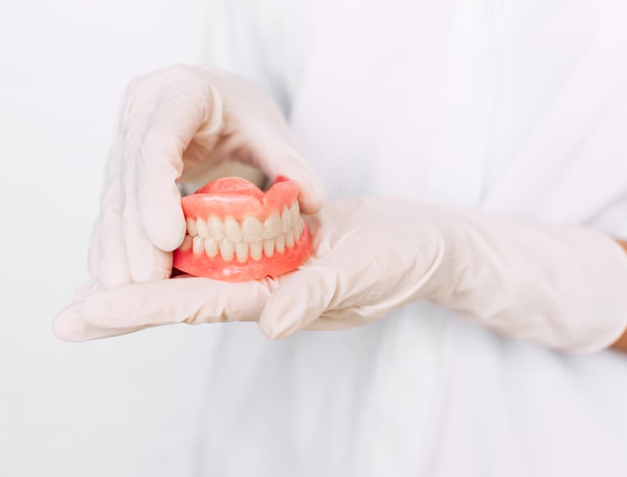 Prótesis dental removible lista para su colocación en la clínica de Muros