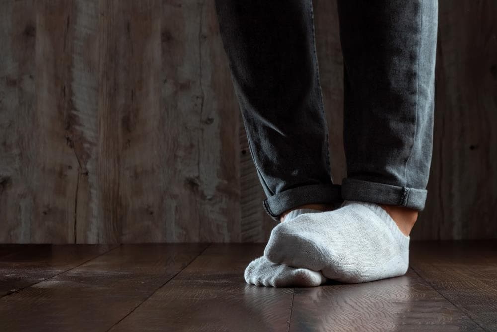 ¿Por qué le sudan tanto los pies? 