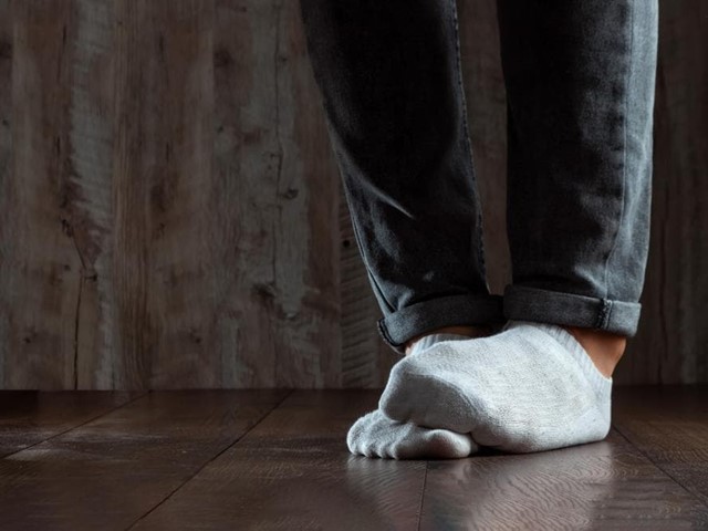 ¿Por qué le sudan tanto los pies? 
