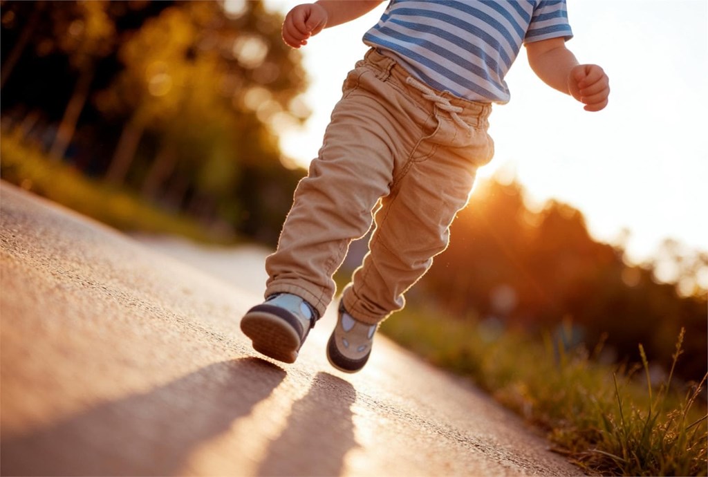 ¿Por qué mi hijo camina de puntillas?