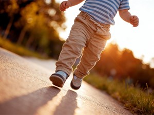 ¿Por qué mi hijo camina de puntillas?