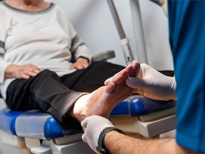 ¿Qué es la hiperhidrosis plantar?