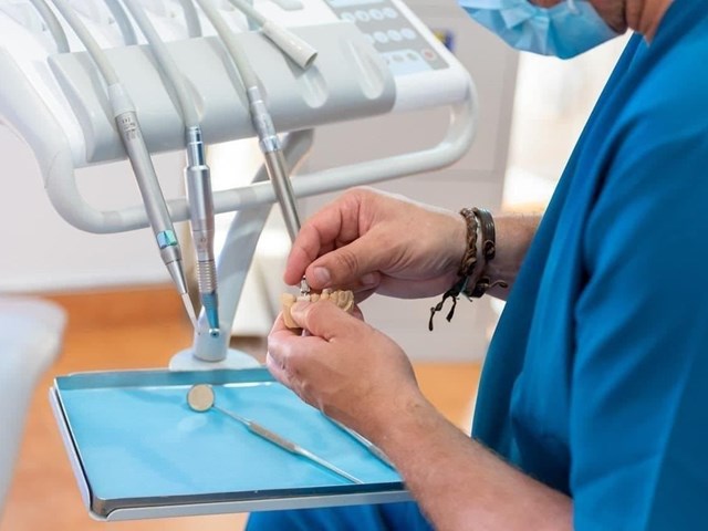 ¿Qué hacer si su prótesis dental cambia de color?